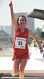 Melanie Kraus läuft jubelnd zur WM-Norm.